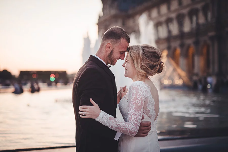 elopement in paris, louvr e pyramid
